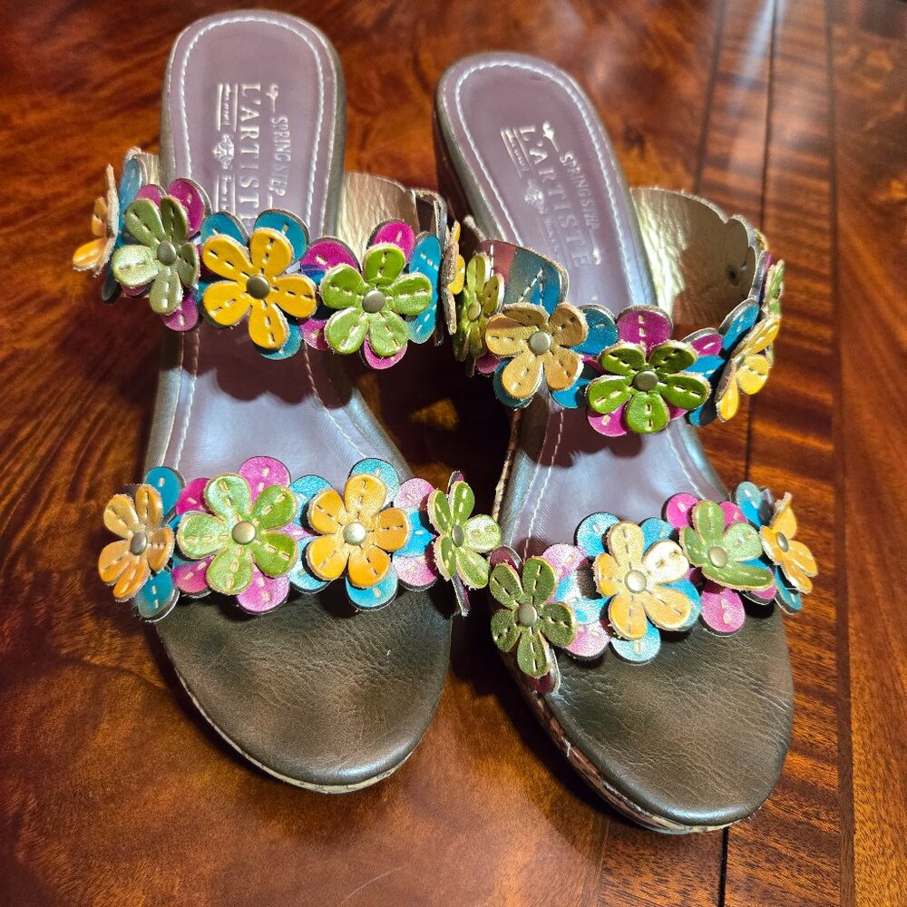 *L'ARTISTE Spring Step* Flower Embellished Wedge Size 9